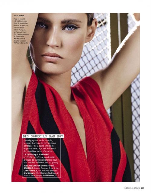 Bianca Balti taking a selfie
