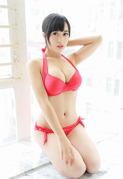 Huang Ke in a bikini
