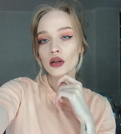 Alberta Berlin taking a selfie