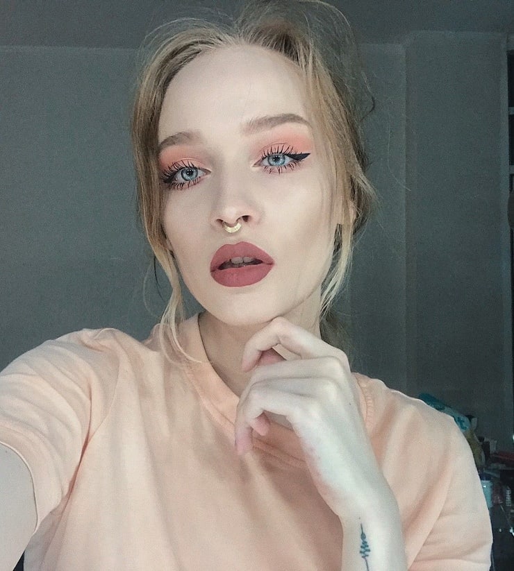 Alberta Berlin taking a selfie