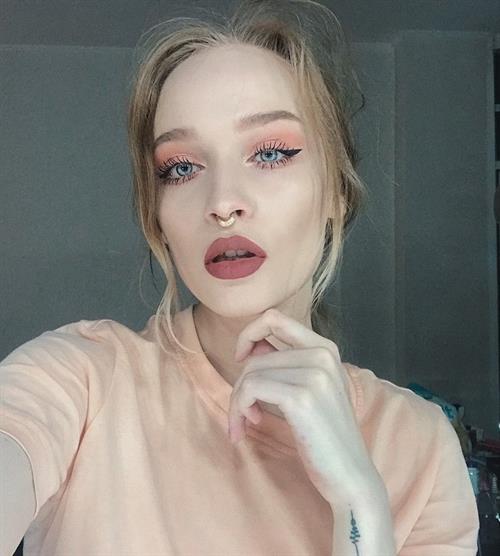 Alberta Berlin taking a selfie