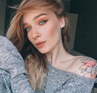 Alberta Berlin taking a selfie