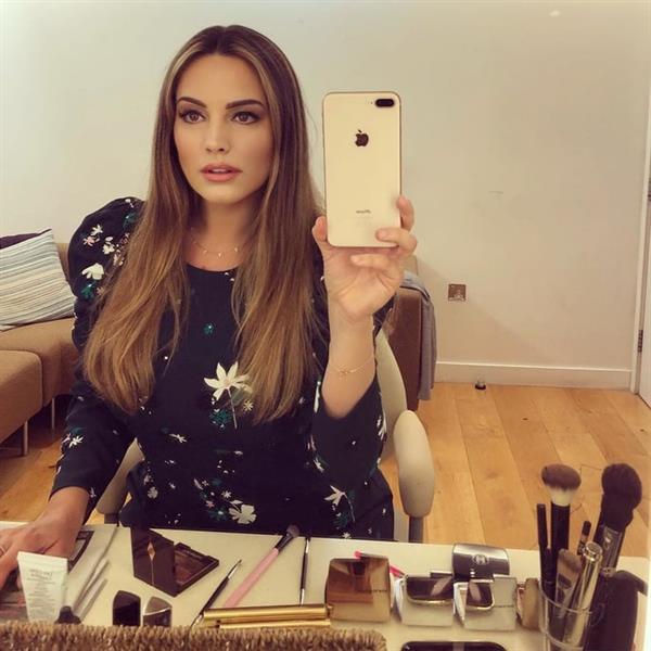 Kelly Brook taking a selfie