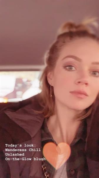 Lindsay Ellingson taking a selfie