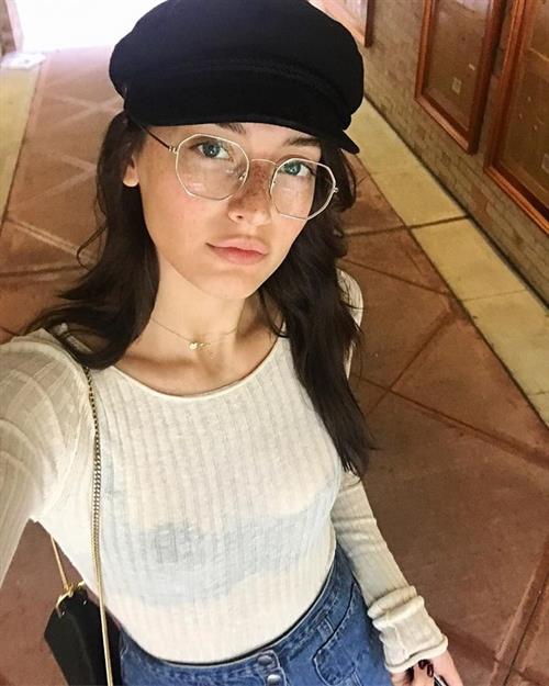 Jessica Clements taking a selfie