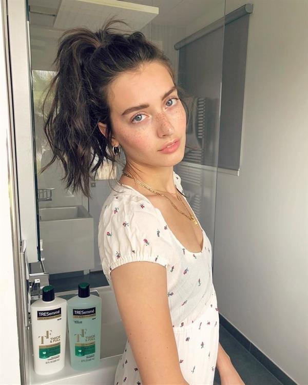 Jessica Clements taking a selfie