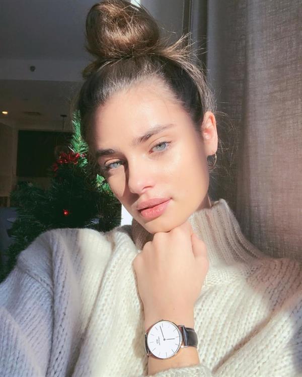 Taylor Marie Hill taking a selfie