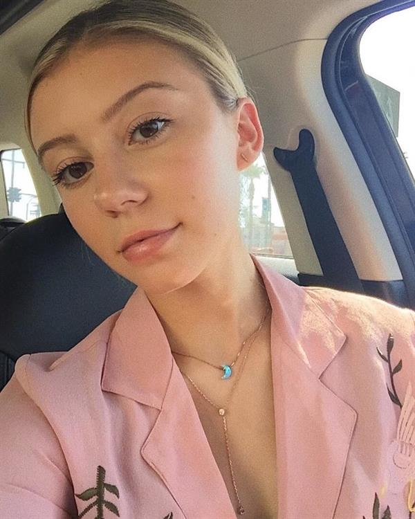 G. Hannelius taking a selfie