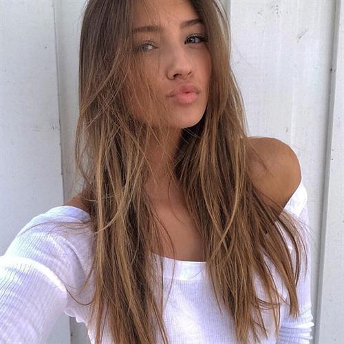 Lorena Rae taking a selfie