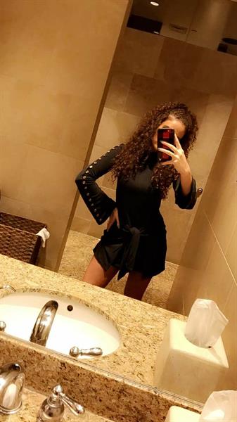 Madison Pettis taking a selfie