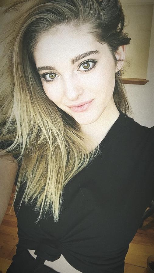 Willow Shields taking a selfie