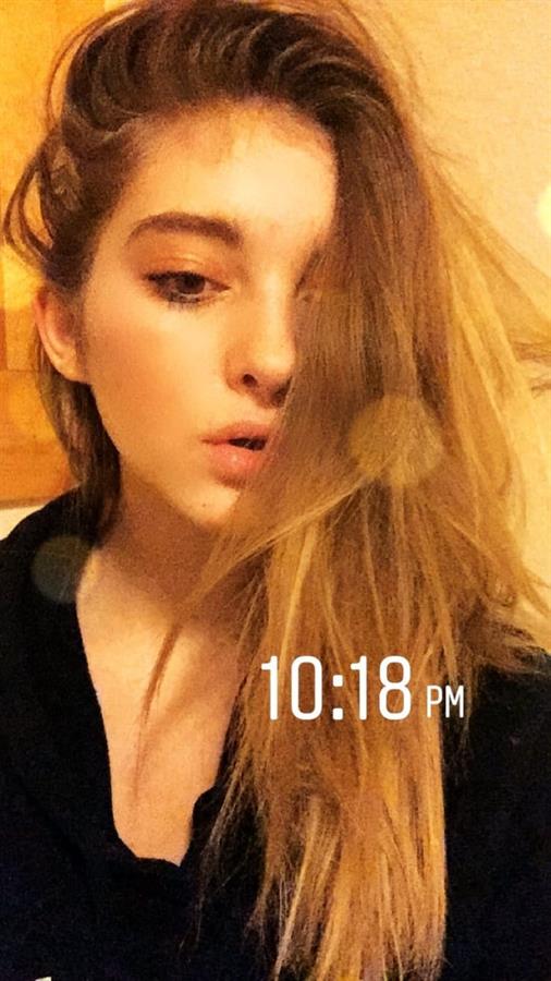 Willow Shields taking a selfie