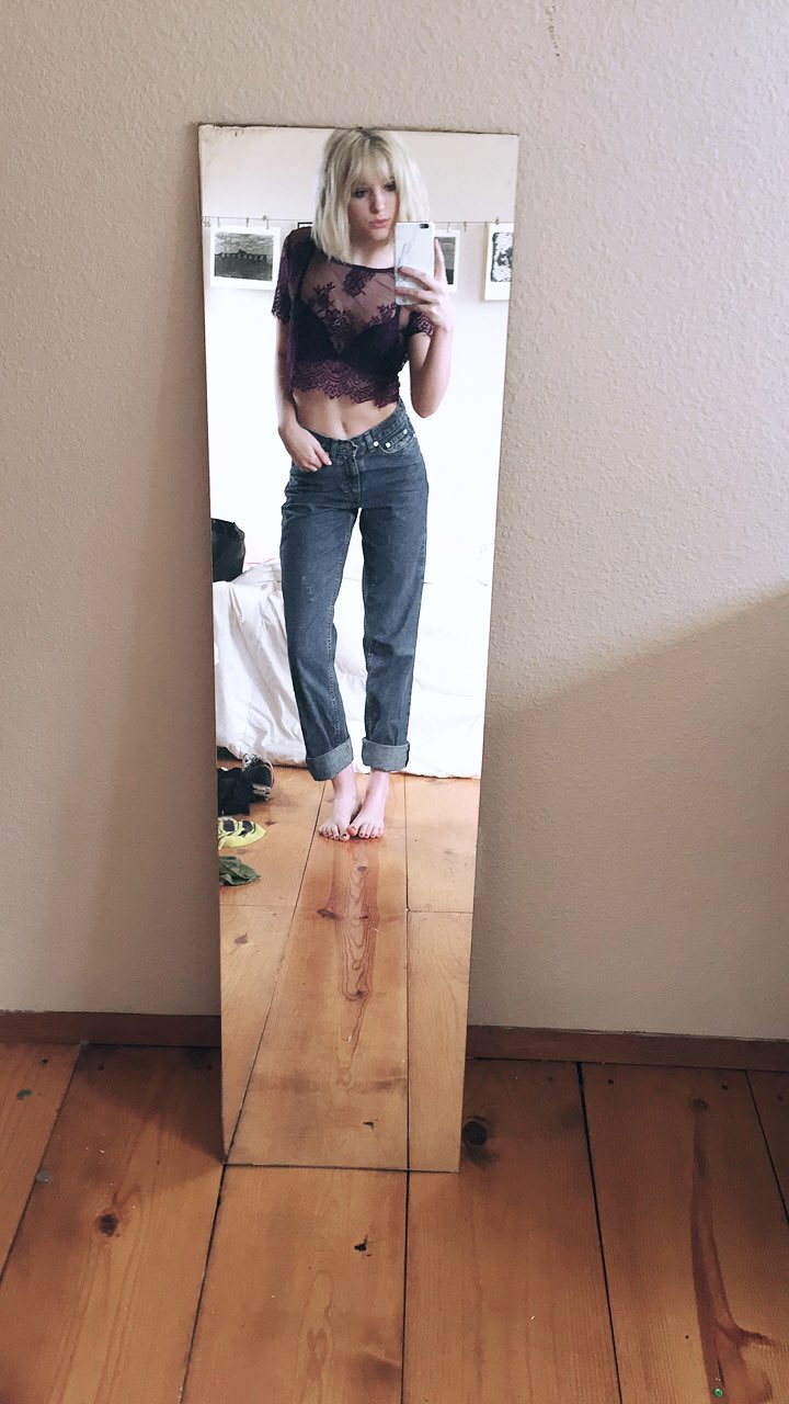 Willow Shields taking a selfie