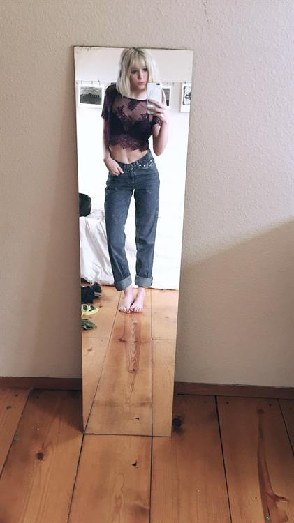 Willow Shields taking a selfie