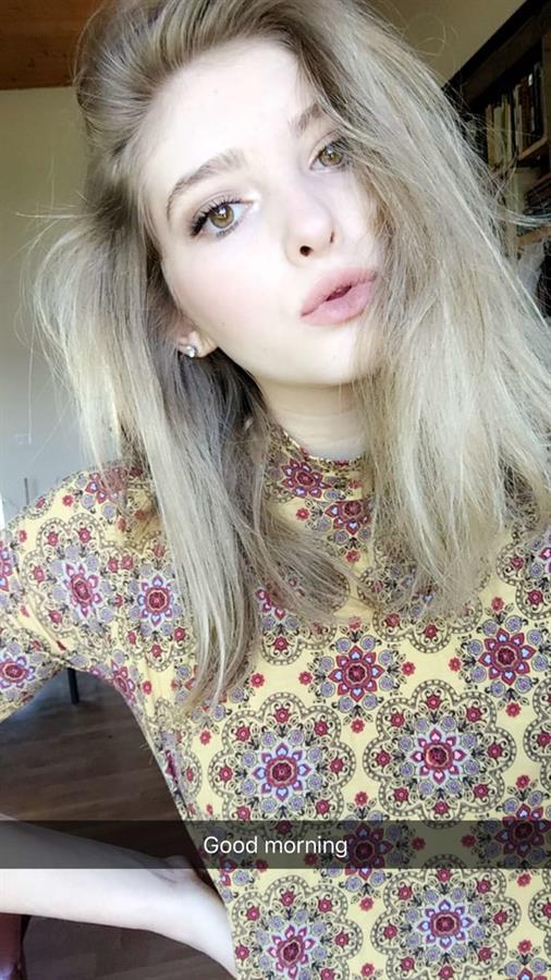 Willow Shields taking a selfie