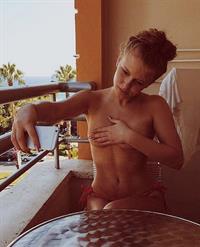 Zara Larsson taking a selfie