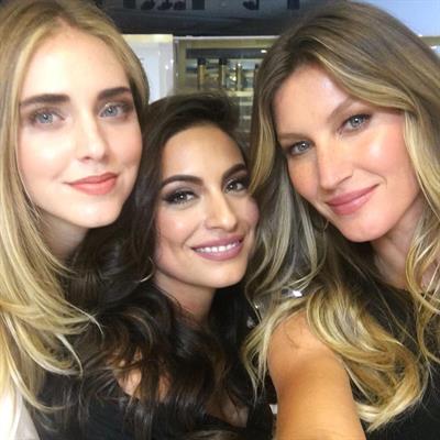 Gisele Bündchen taking a selfie