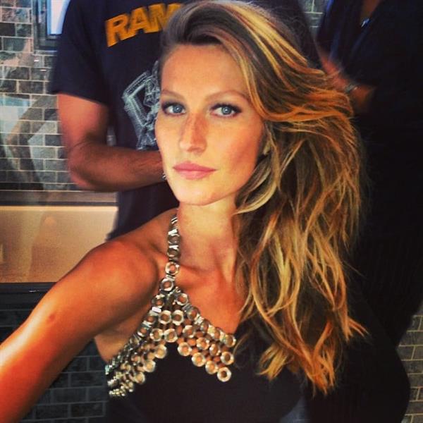 Gisele Bündchen taking a selfie