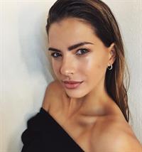 María Eugenia Suárez taking a selfie