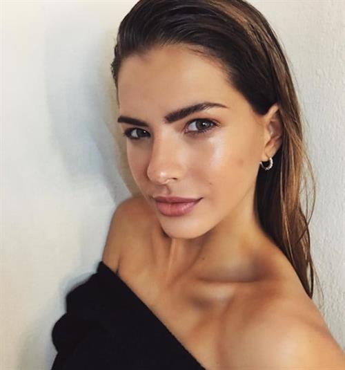 María Eugenia Suárez taking a selfie