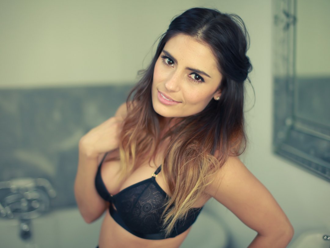 Layla Anna-Lee in lingerie