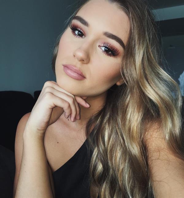 Shani Grimmond taking a selfie