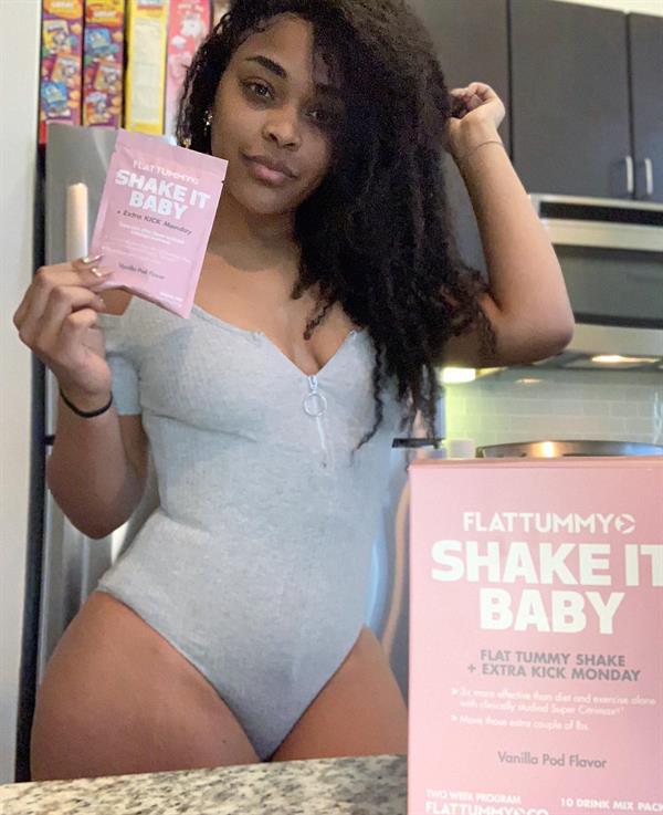 Tiara Yvonne in lingerie