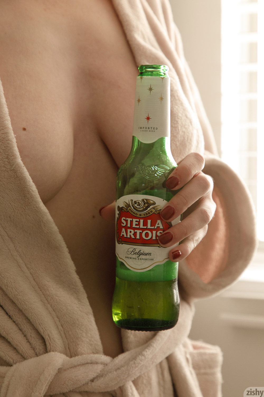 Giana Van Patten Nude Busty Girl