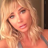 Sara Jean Underwood taking a selfie