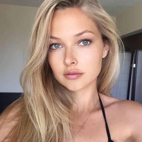 Ashley Smouter in lingerie taking a selfie