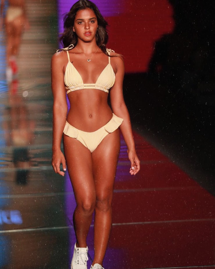 Júlia Muniz in a bikini