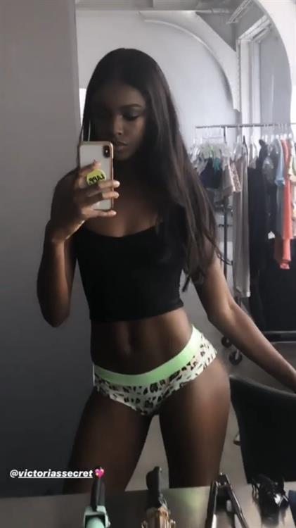 Leomie Anderson in lingerie taking a selfie