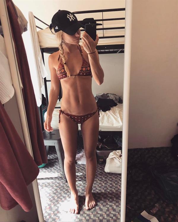 Frida Heineman in a bikini taking a selfie