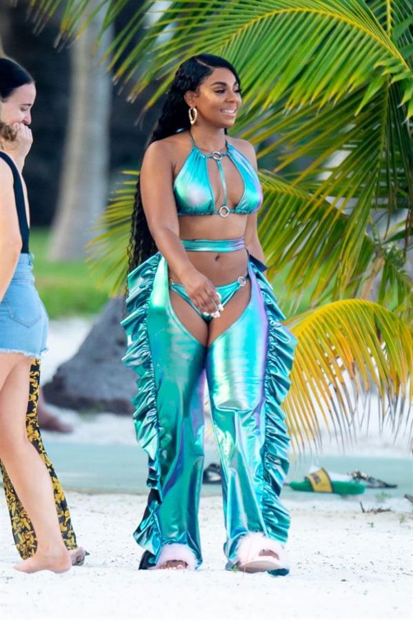 Ashanti in a few sexy bikini seen by paparazzi during a photo shoot. Scroll down for her sex tape.

