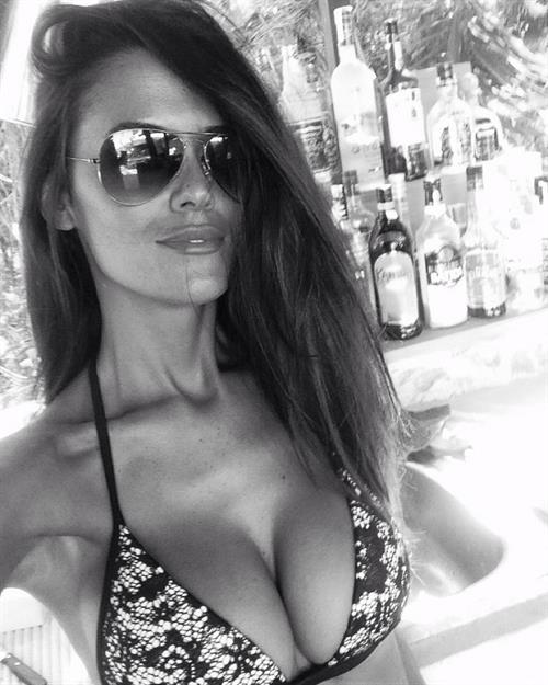 Eva Padlock in a bikini taking a selfie