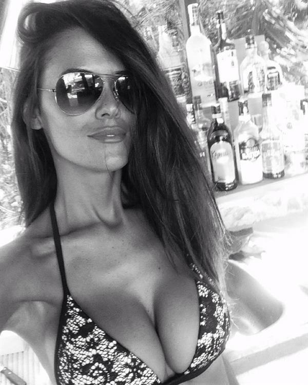 Eva Padlock in a bikini taking a selfie