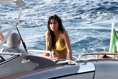 Nicole Scherzinger in a sexy bikini on a boat in Capri showing her ass and nice cleavage seen by paparazzi.












