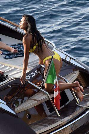 Nicole Scherzinger in a sexy bikini on a boat in Capri showing her ass and nice cleavage seen by paparazzi.












