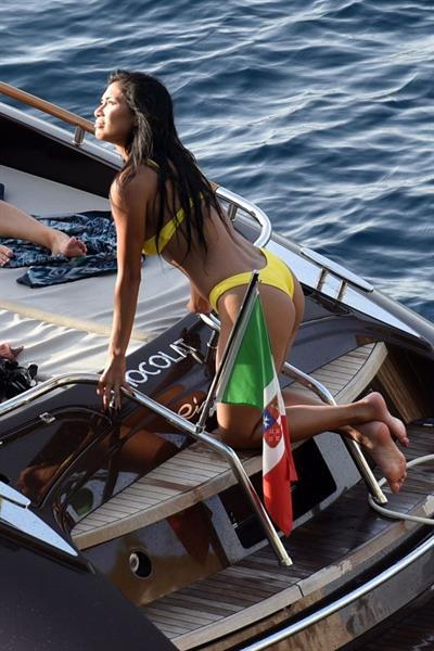 Nicole Scherzinger in a sexy bikini on a boat in Capri showing her ass and nice cleavage seen by paparazzi.












