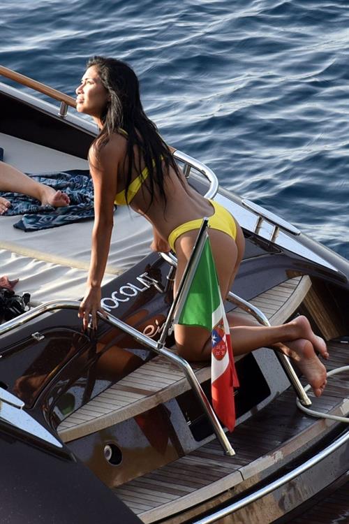 Nicole Scherzinger in a sexy bikini on a boat in Capri showing her ass and nice cleavage seen by paparazzi.












