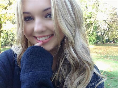 Sammi Hanratty taking a selfie