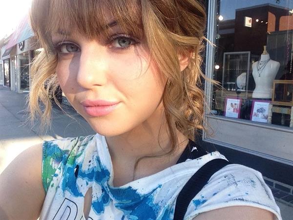 Sammi Hanratty taking a selfie