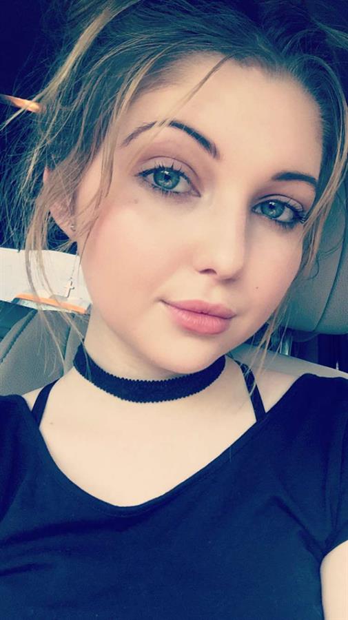 Sammi Hanratty taking a selfie