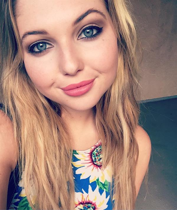 Sammi Hanratty taking a selfie