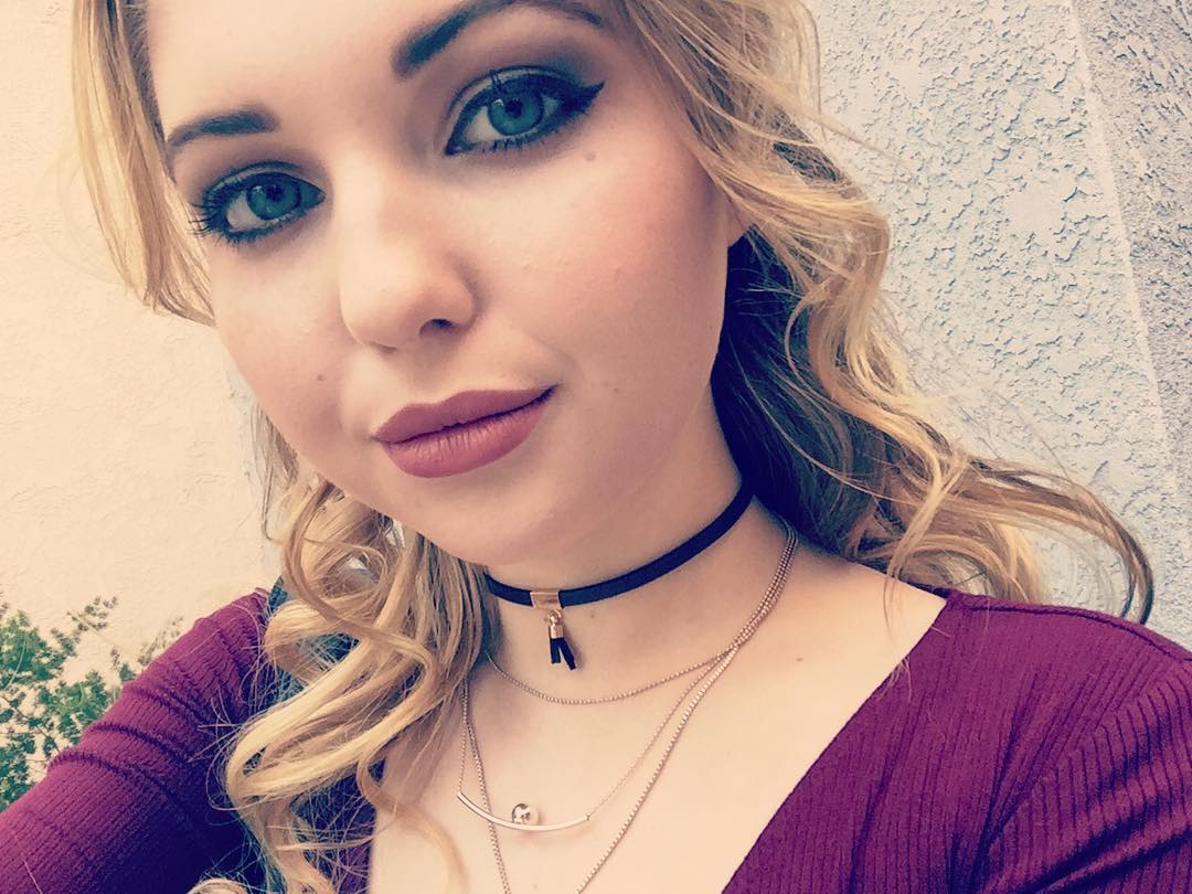 Sammi Hanratty taking a selfie