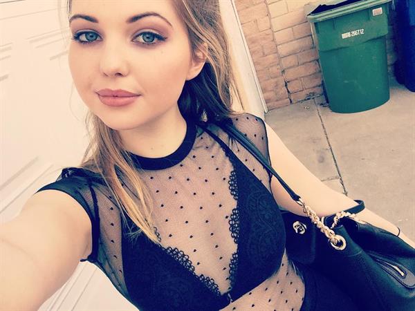 Sammi Hanratty taking a selfie