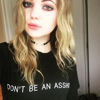 Sammi Hanratty taking a selfie