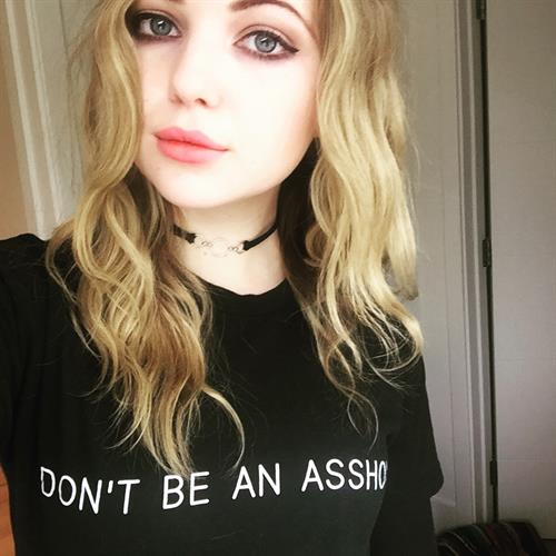 Sammi Hanratty taking a selfie