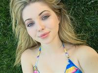 Sammi Hanratty taking a selfie