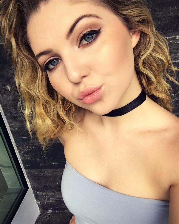 Sammi Hanratty taking a selfie